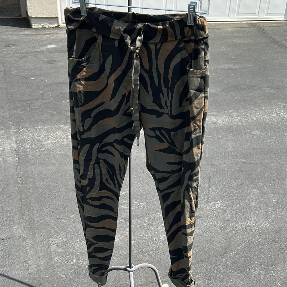Venti6 NWOT, Camouflage Stretchy Drawstring Jogger Pants. Made in Italy! Size S